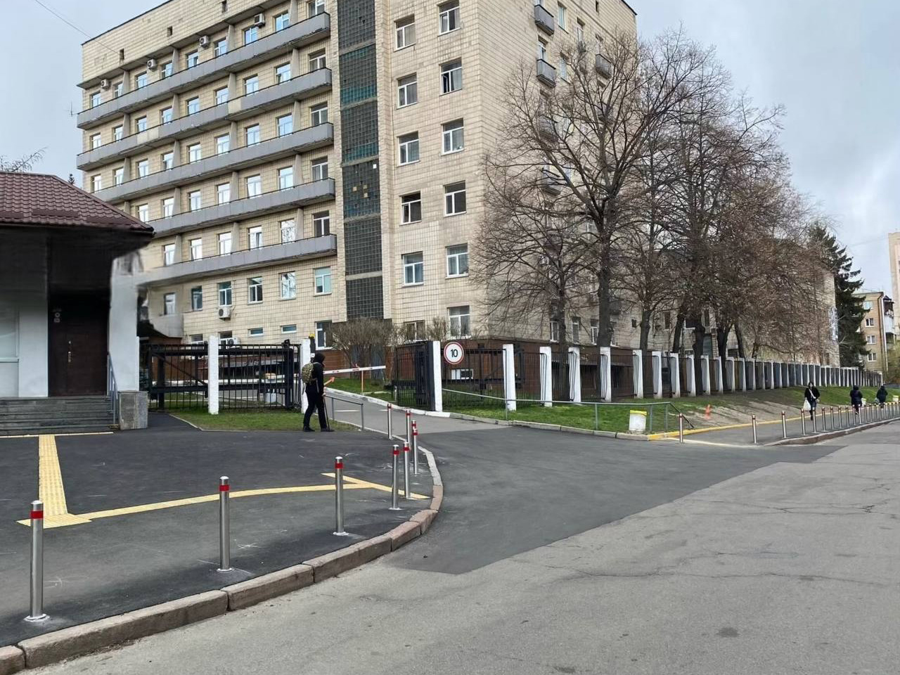 У двох районах Києва облаштували безбар’єрні підходи до медзакладів. Фото: КМДА
