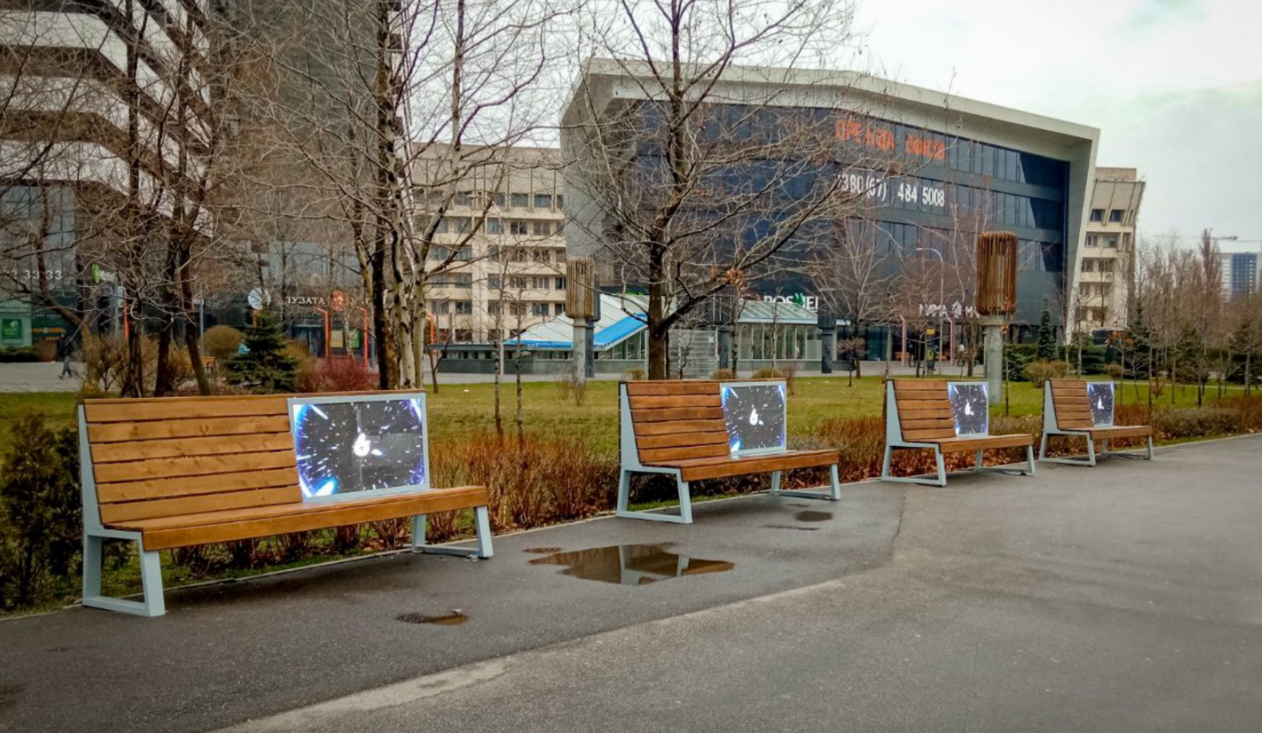 У Києві встановили лавки з рекламними екранами на спинках: фото