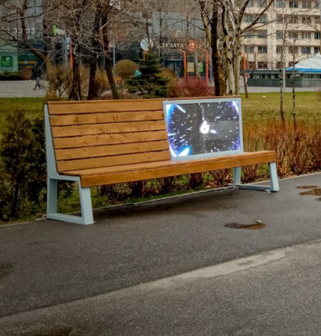 У Києві встановили лавки з рекламними екранами на спинках: фото