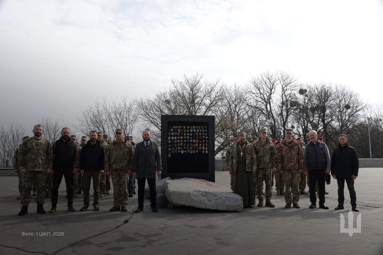 Під Аркою Свободи у Києві встановили памʼятний знак до річниці звільнення області
