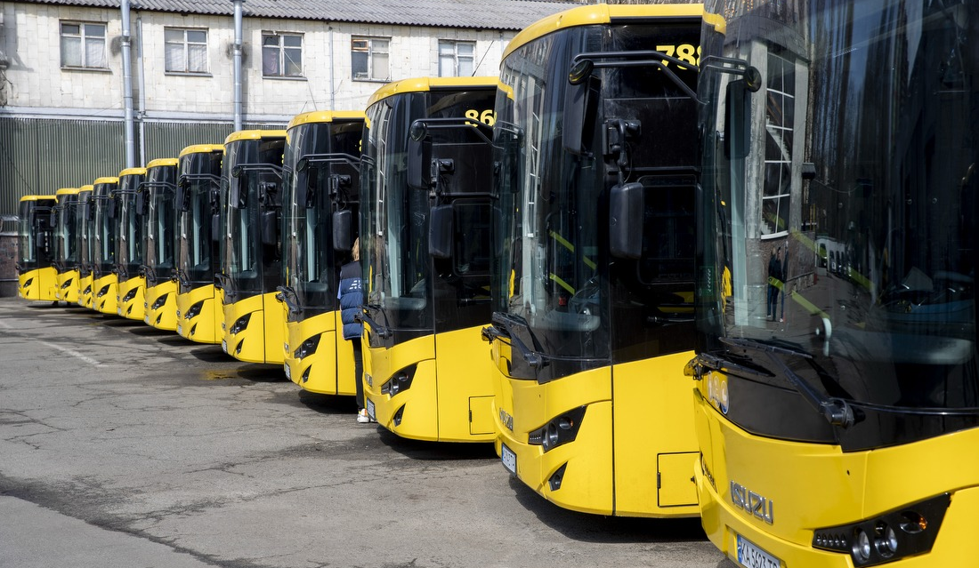 З пандусами і кондиціонуванням: 20 нових автобусів вийшли на столичні маршрути