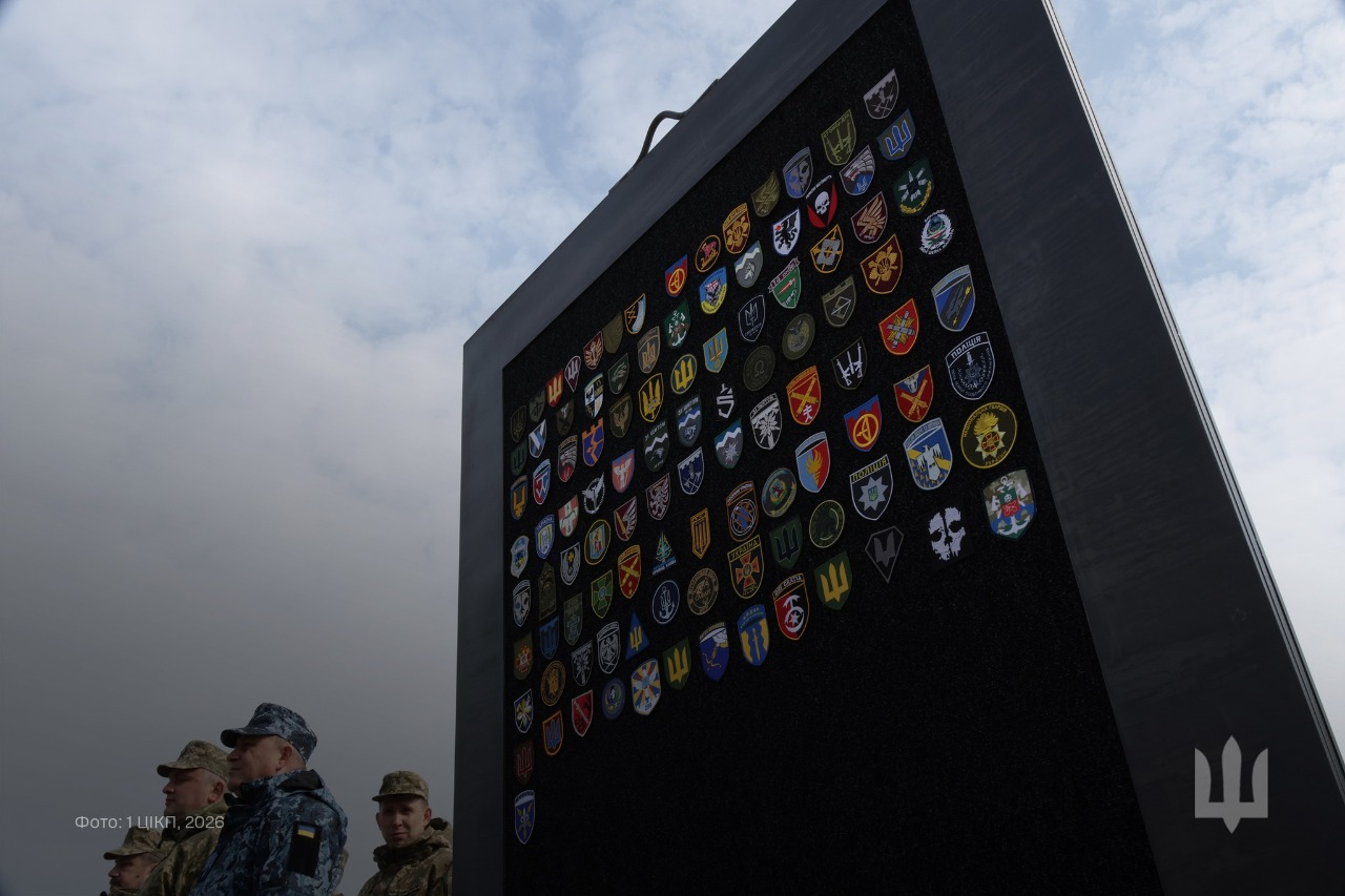 Під Аркою Свободи у Києві встановили памʼятний знак до річниці звільнення області