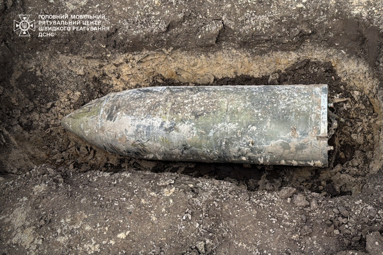 У полі на Київщині виявили бойову частину ракети Х-47 "Кинджал": фото