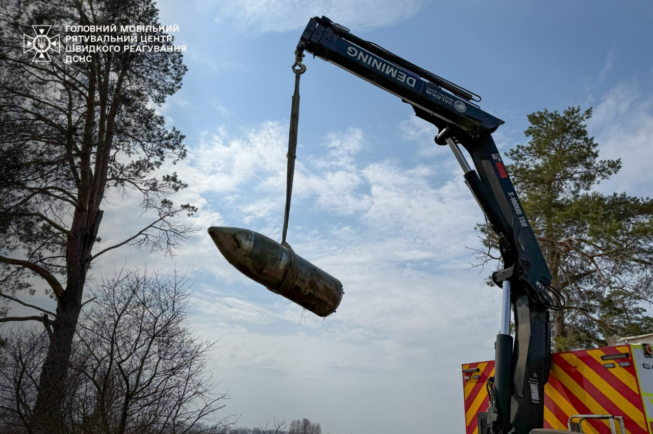 У полі на Київщині виявили бойову частину ракети Х-47 "Кинджал": фото
