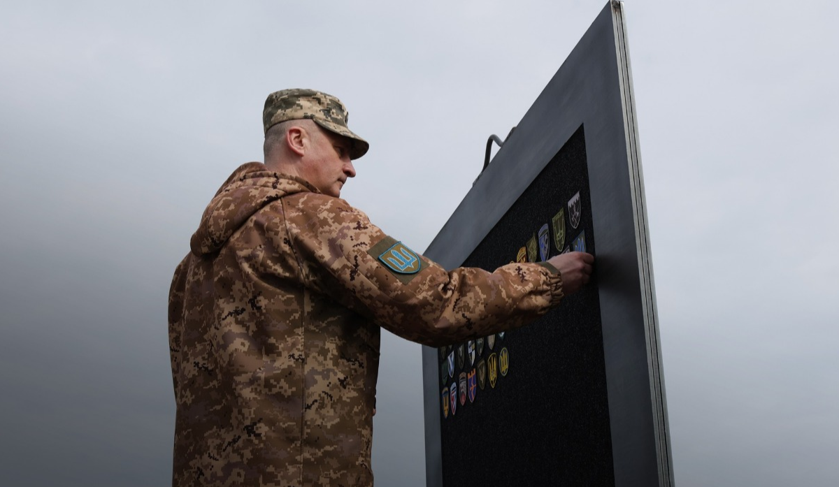 Під Аркою Свободи у Києві встановили памʼятний знак до річниці звільнення області