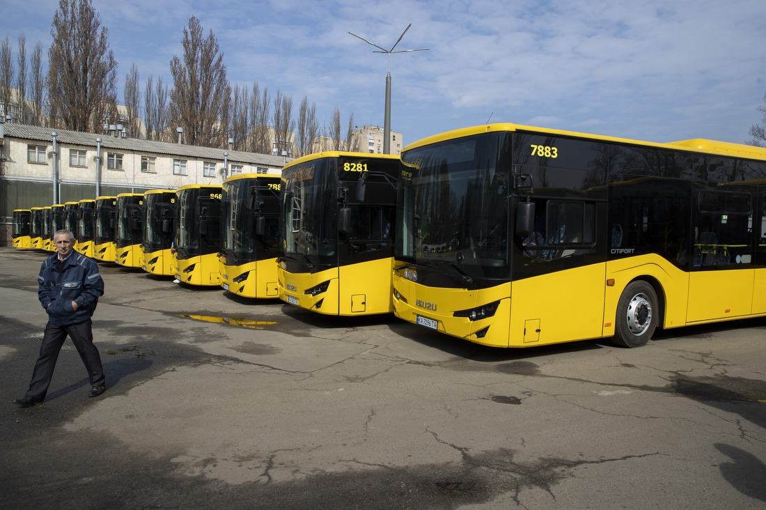 З пандусами і кондиціонуванням: 20 нових автобусів вийшли на столичні маршрути