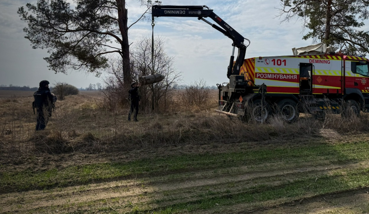 У полі на Київщині виявили бойову частину ракети Х-47 "Кинджал": фото