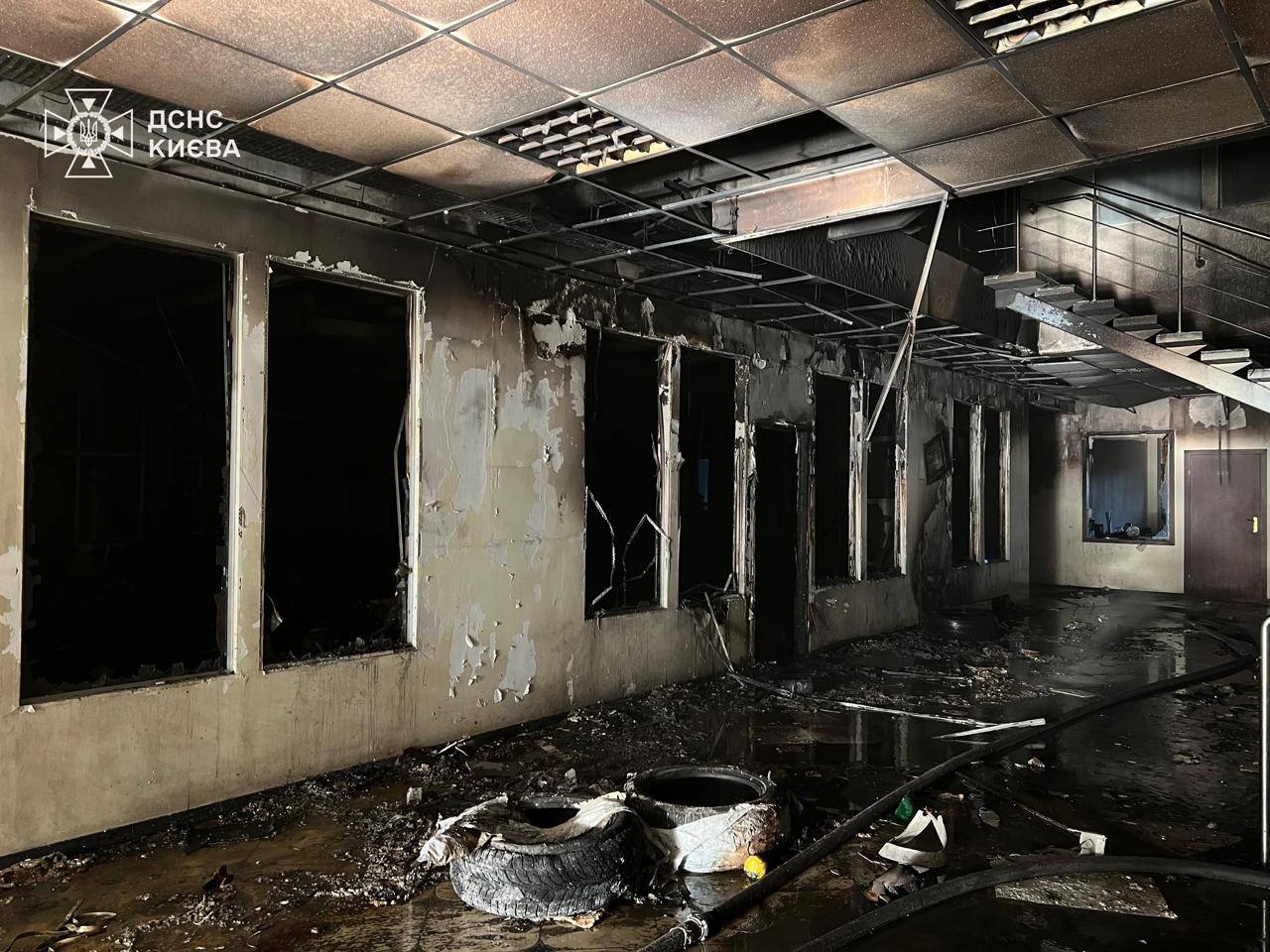 Фото: ДСНС Києва Наслідки ранкового обстрілу у Києві 4 квітня 2026 року: на місці влучання дрона ліквідували пожежу