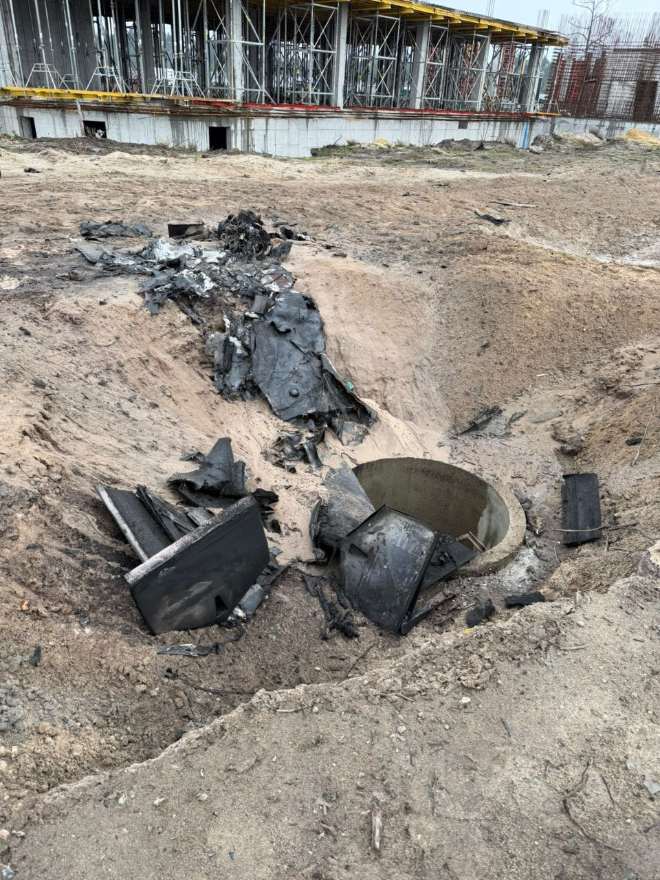 Російський дрон впав на території Національного військового меморіального кладовища