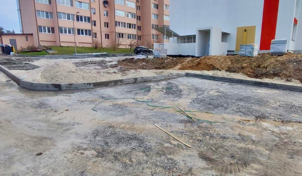 У Бузовій на Київщині відновлюють пошкоджений росіянами будинок: фото