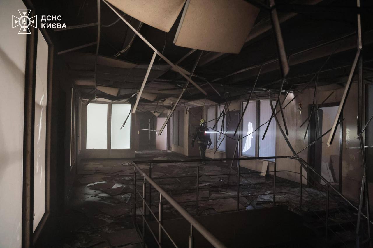 Наслідки ранкового обстрілу у Києві 4 квітня 2026 року: на місці влучання дрона ліквідували пожежу