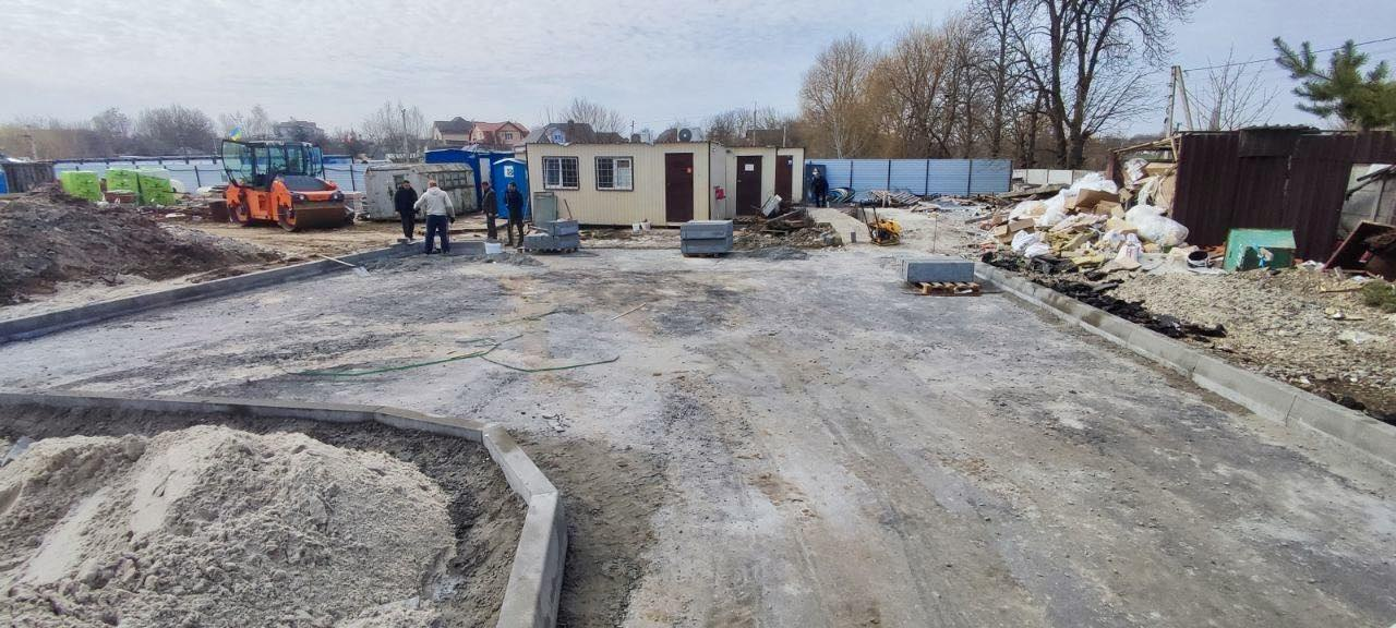 У Бузовій на Київщині відновлюють пошкоджений росіянами будинок: фото