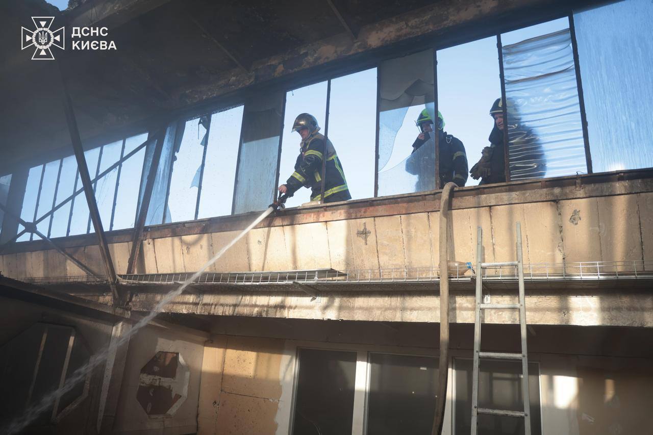 Наслідки ранкового обстрілу у Києві 4 квітня 2026 року: на місці влучання дрона ліквідували пожежу