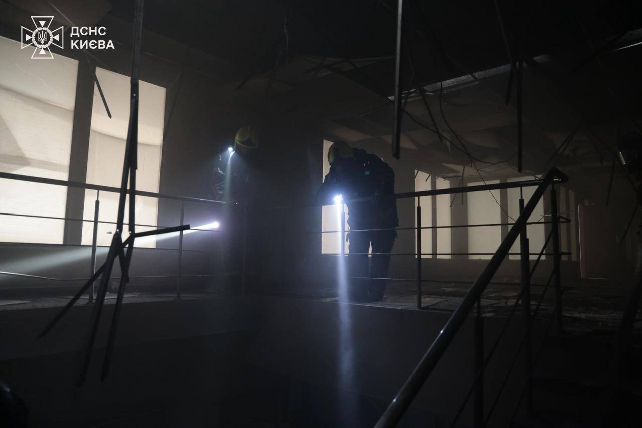 Наслідки ранкового обстрілу у Києві 4 квітня 2026 року: на місці влучання дрона ліквідували пожежу
