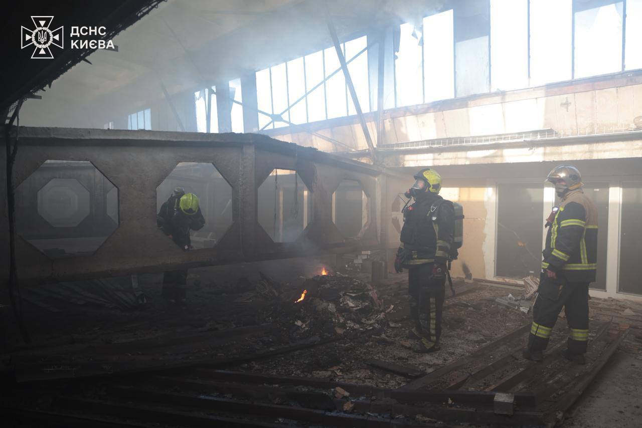 Фото: ДСНС Києва Наслідки ранкового обстрілу у Києві 4 квітня 2026 року: на місці влучання дрона ліквідували пожежу