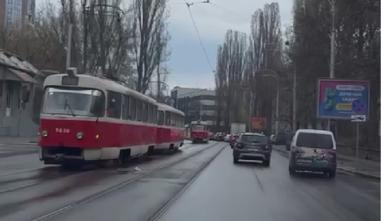 Колапс на Глибочицькій: чому ДТП на коліях паралізують київські трамваї та як це виправити