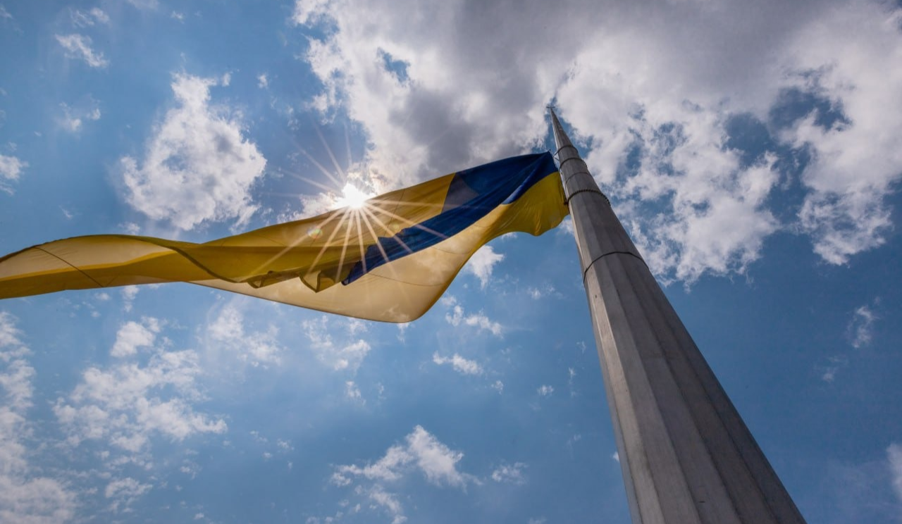Через сильний вітер у Києві тимчасово приспустили головний прапор України