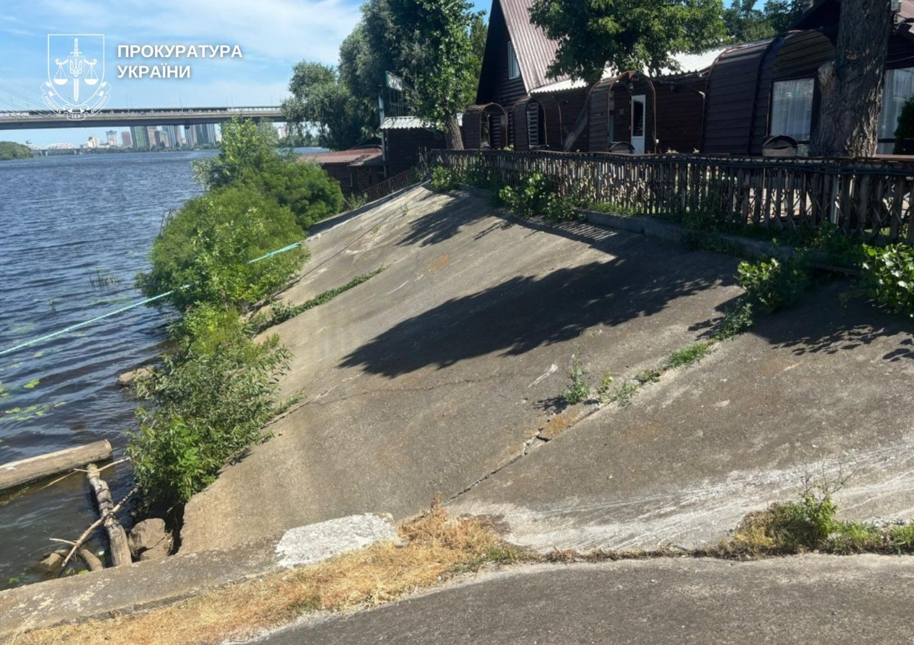 Суд зобов’язав знести незаконний комплекс відпочинку на березі Дніпра на Осокорках у Києві