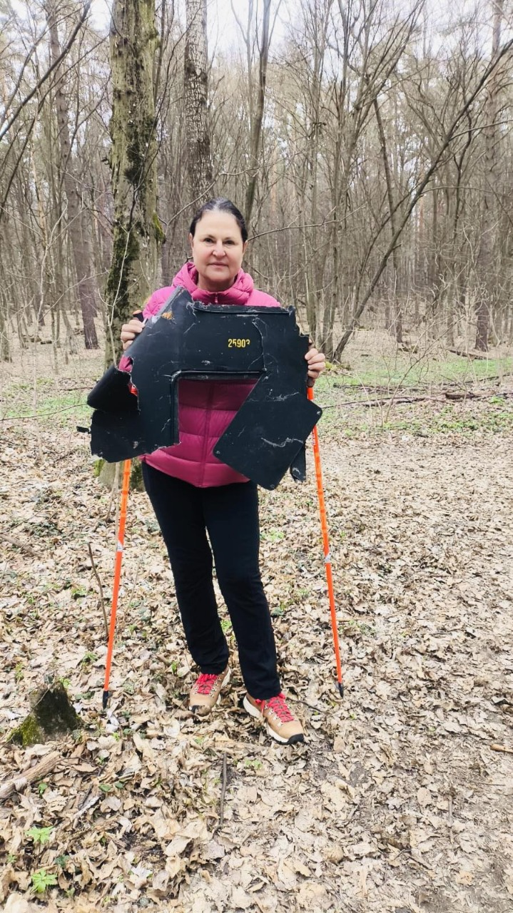 Посол ЄС в Україні знайшла уламок дрона під час прогулянки київським лісом