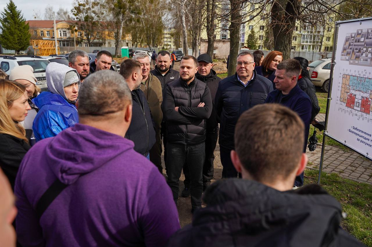 Для мешканців військового містечка у Гостомелі на Київщині почали зводити нове житло: фото