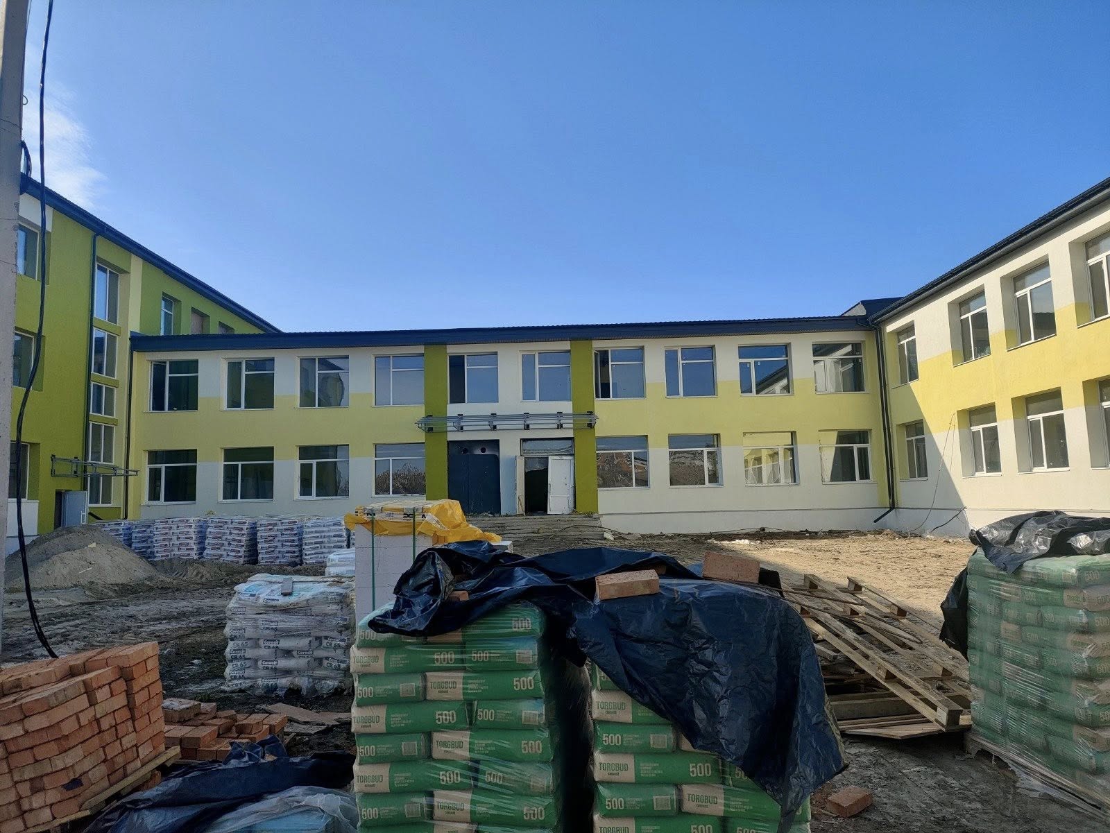 На Київщині відновлюють зруйнований обстрілами ліцей На Київщині відновлюють зруйнований обстрілами ліцей