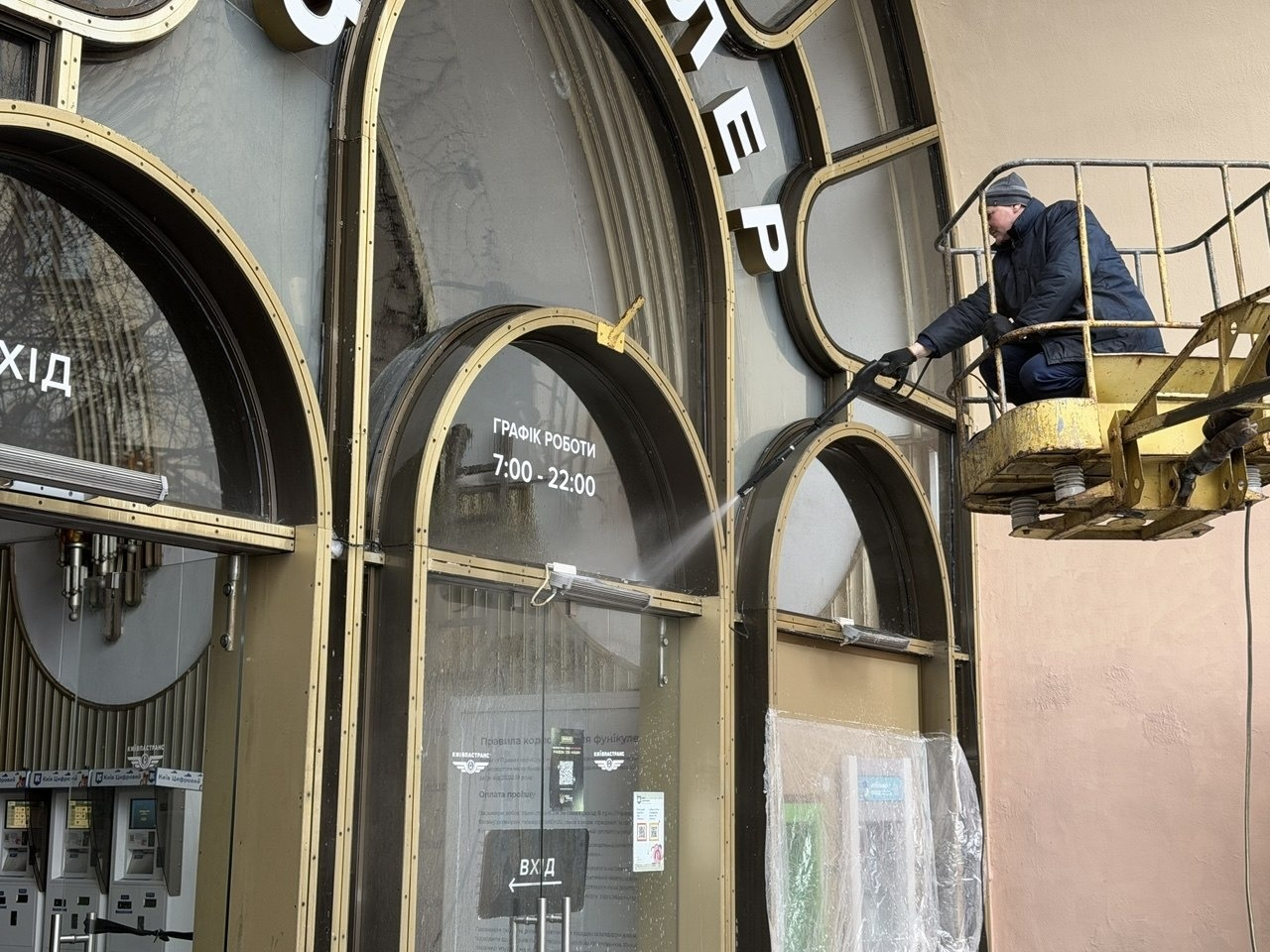 У Києві провели генеральне прибирання на станціях фунікулера: фото