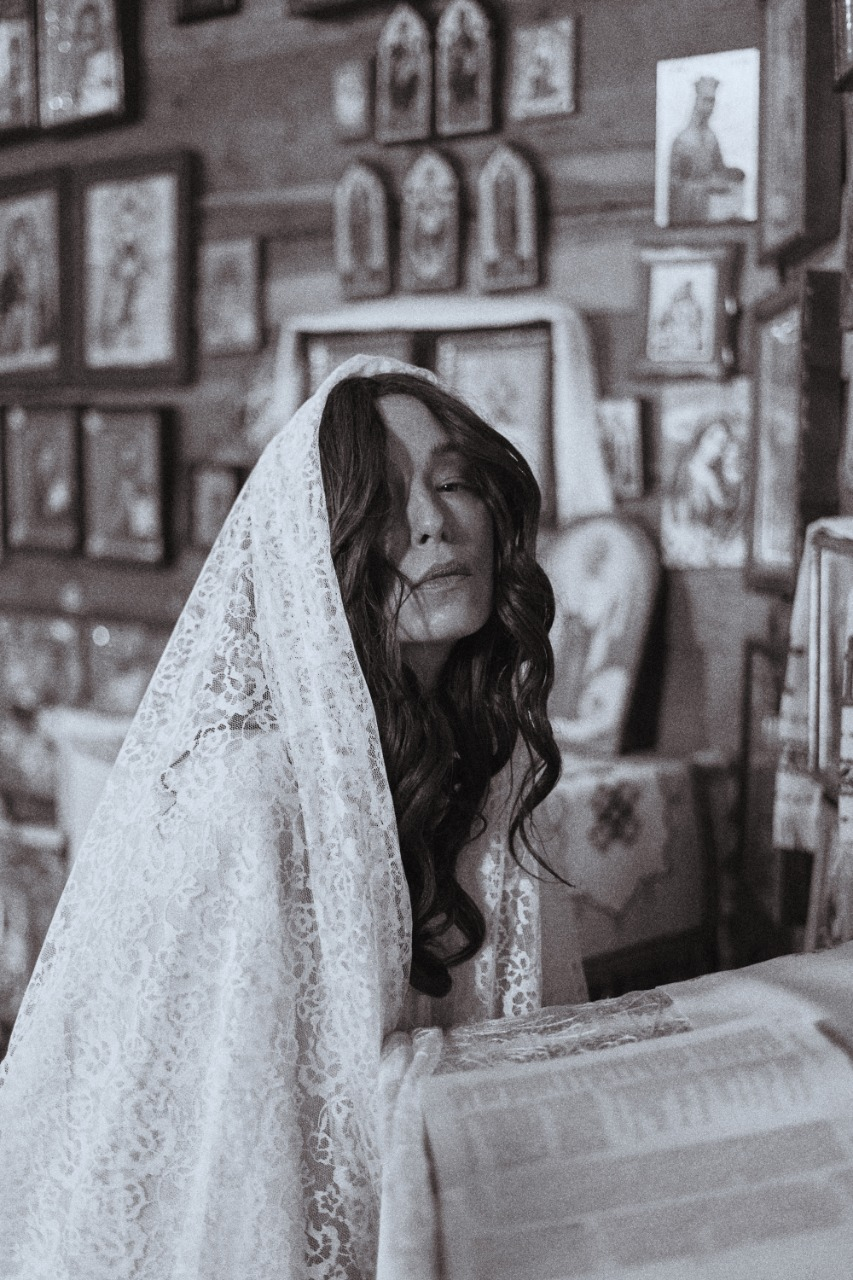 Даша Суворова презентує кліп "У квітні" — сповідь про кохання, що сильніше за війну