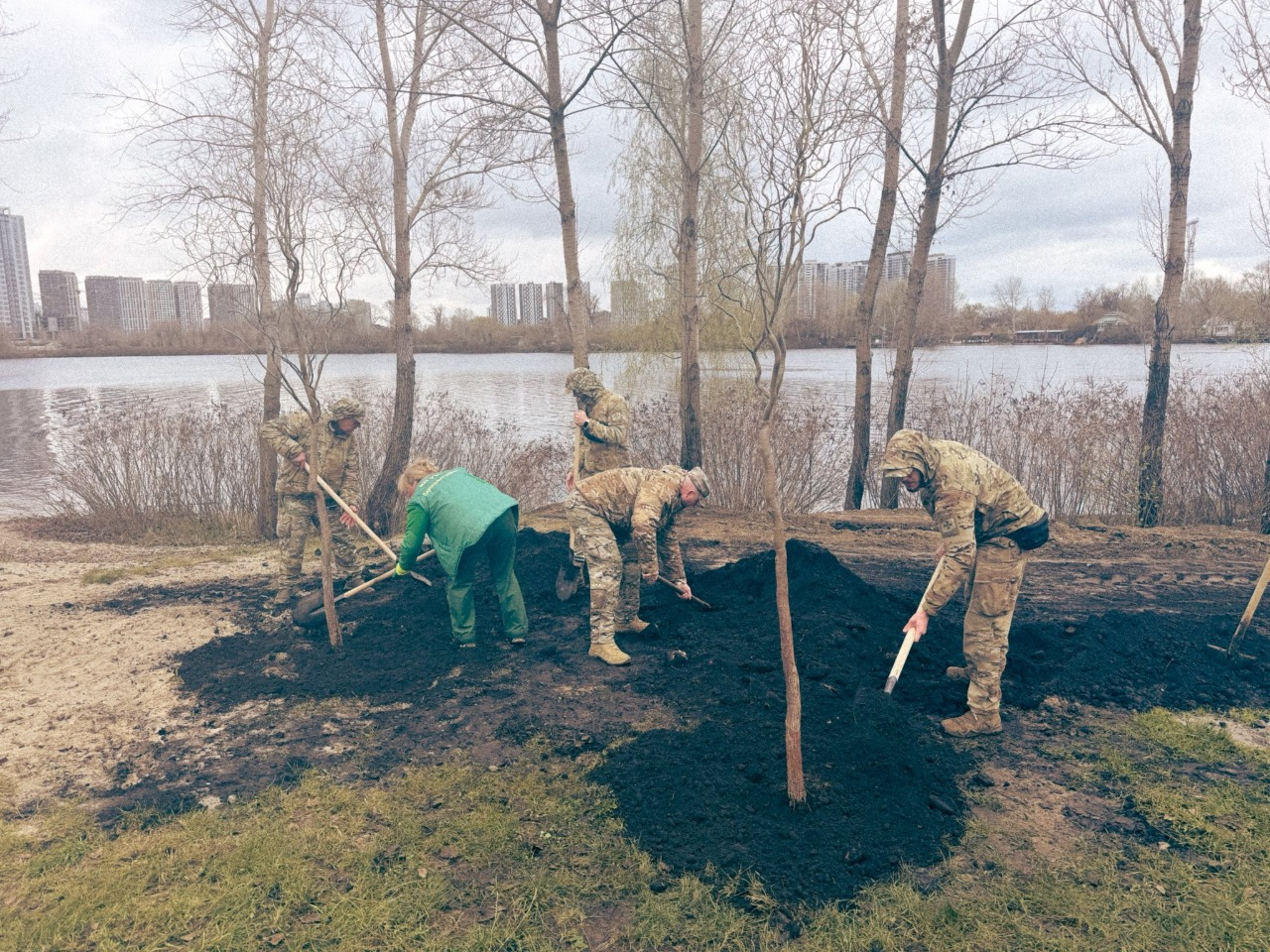 В парку на Осокорках у Києві провели толоку та висадили дерева: фото