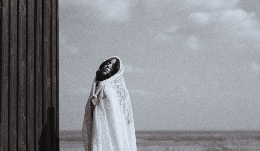 Даша Суворова презентує кліп "У квітні" — сповідь про кохання, що сильніше за війну