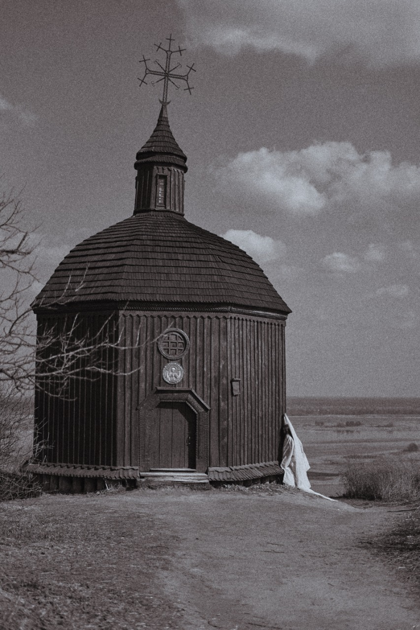 Даша Суворова презентує кліп "У квітні" — сповідь про кохання, що сильніше за війну