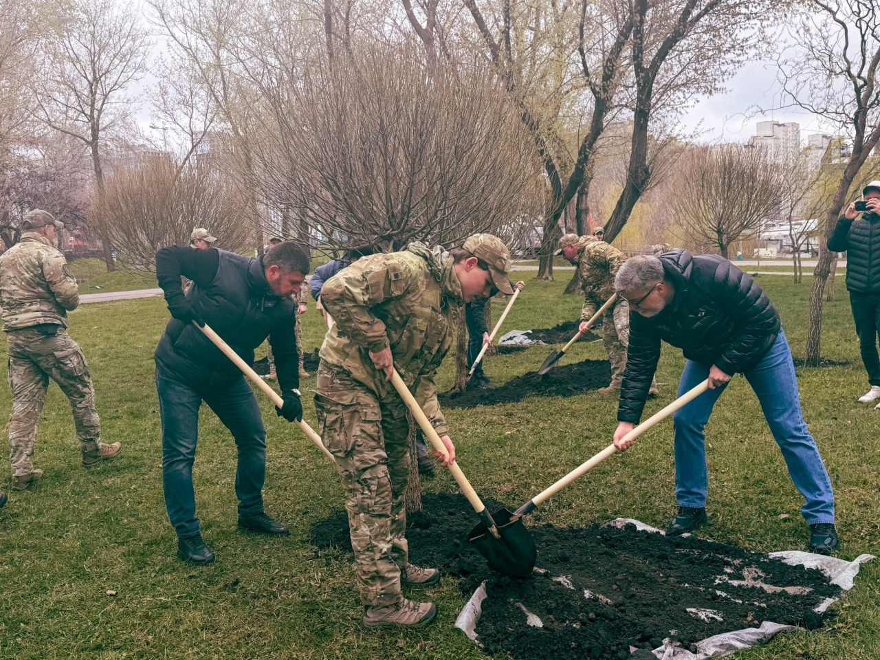В парку на Осокорках у Києві провели толоку та висадили дерева: фото