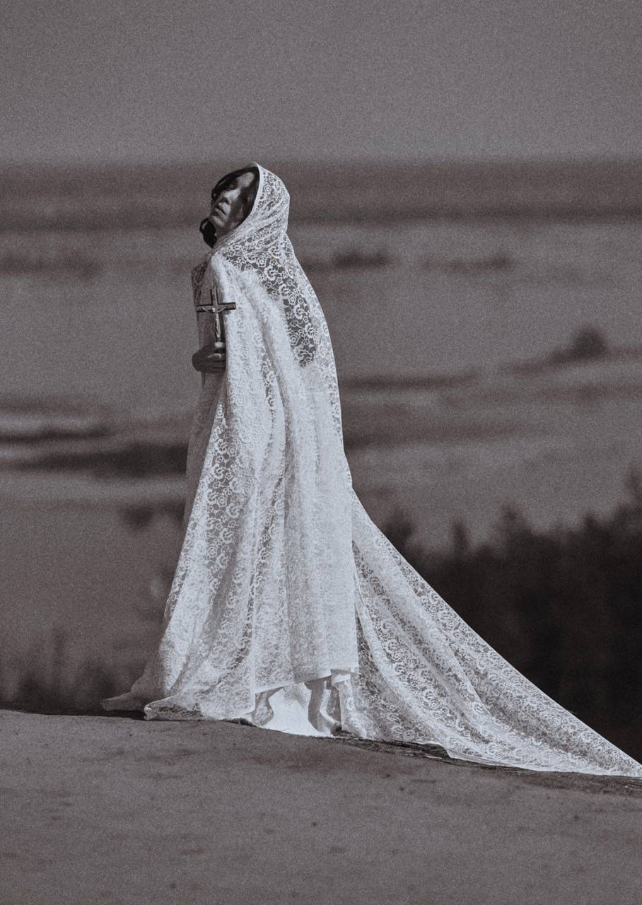 Даша Суворова презентує кліп "У квітні" — сповідь про кохання, що сильніше за війну