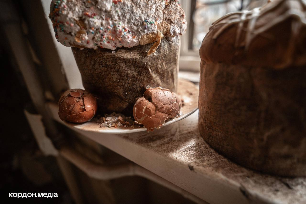 У будинку в Сумах, який обстріляли росіяни 10 квітня 2026 року, вціліли паски: фото