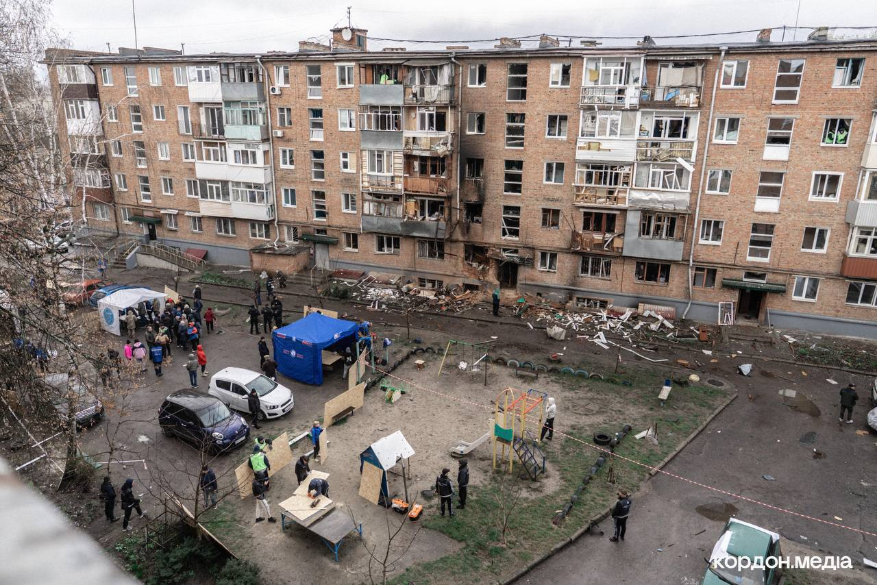 У будинку в Сумах, який обстріляли росіяни 10 квітня 2026 року, вціліли паски: фото