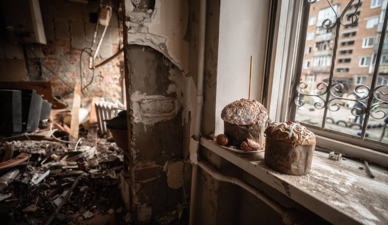 У будинку в Сумах, який обстріляли росіяни, вціліли паски: фото