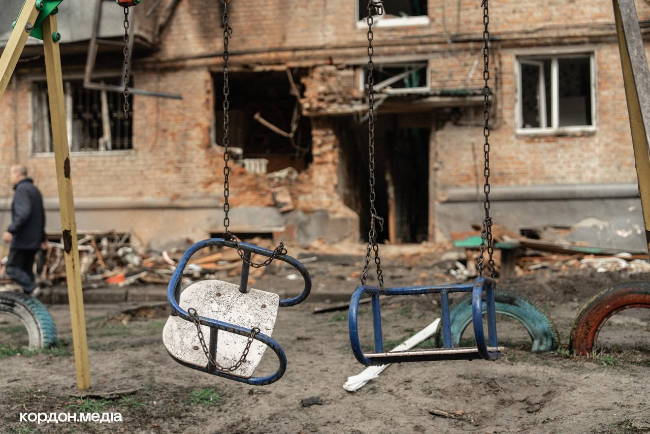 Фото: Кордон.Медіа У будинку в Сумах, який обстріляли росіяни 10 квітня 2026 року, вціліли паски: фото