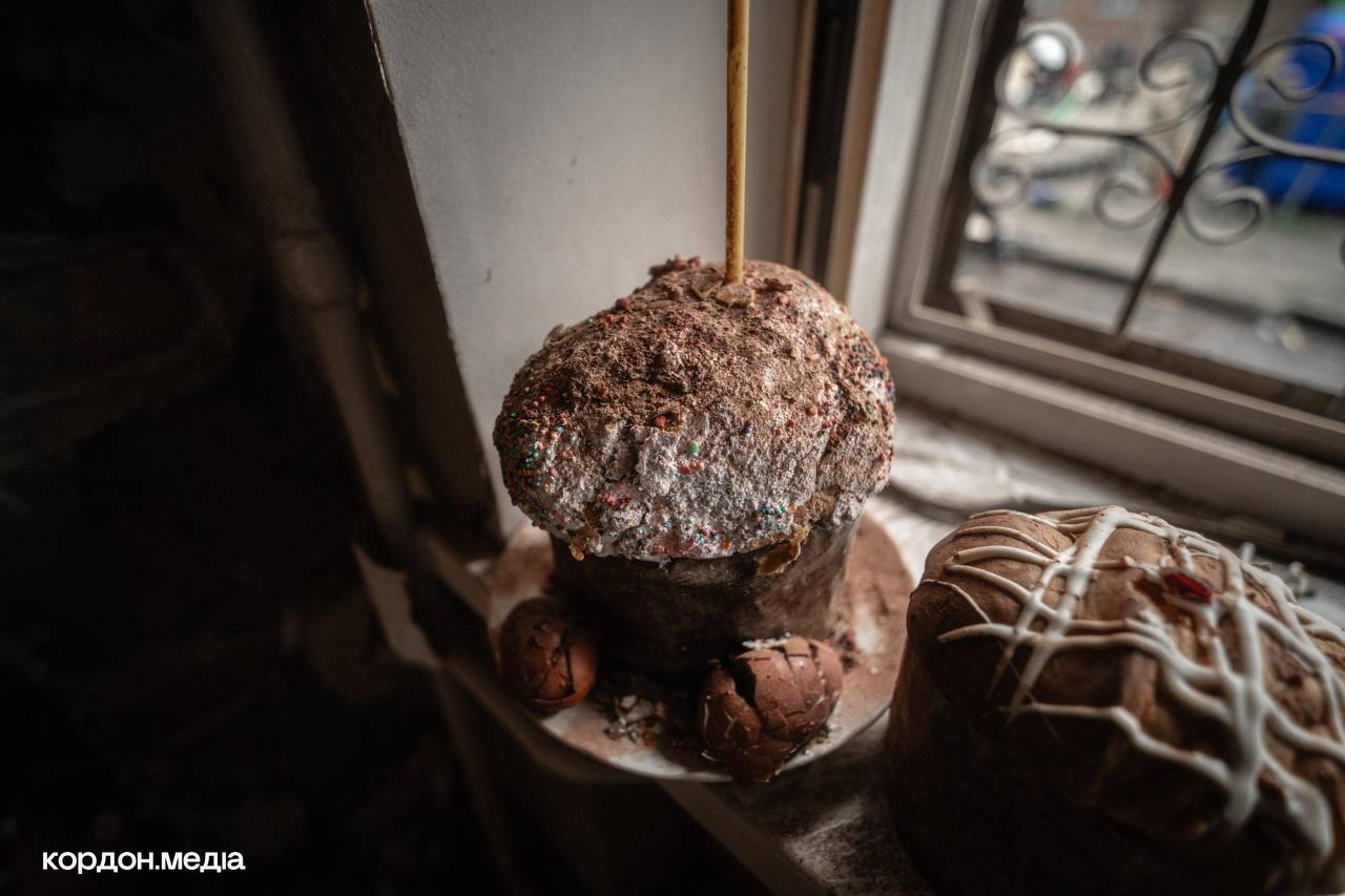 У будинку в Сумах, який обстріляли росіяни 10 квітня 2026 року, вціліли паски: фото