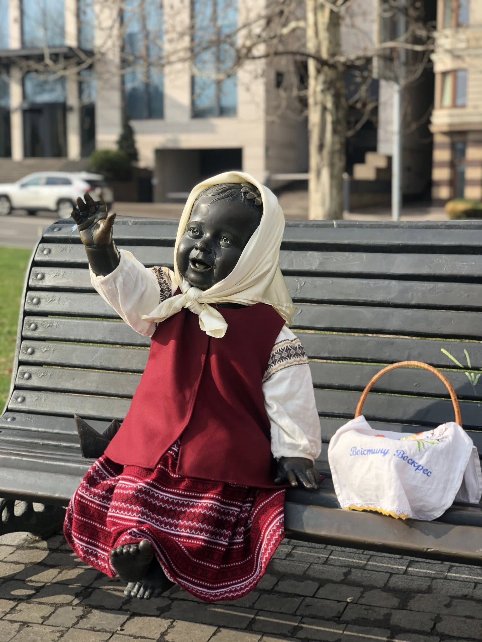 Малюків-засновників Києва святково вбрали до Великодня