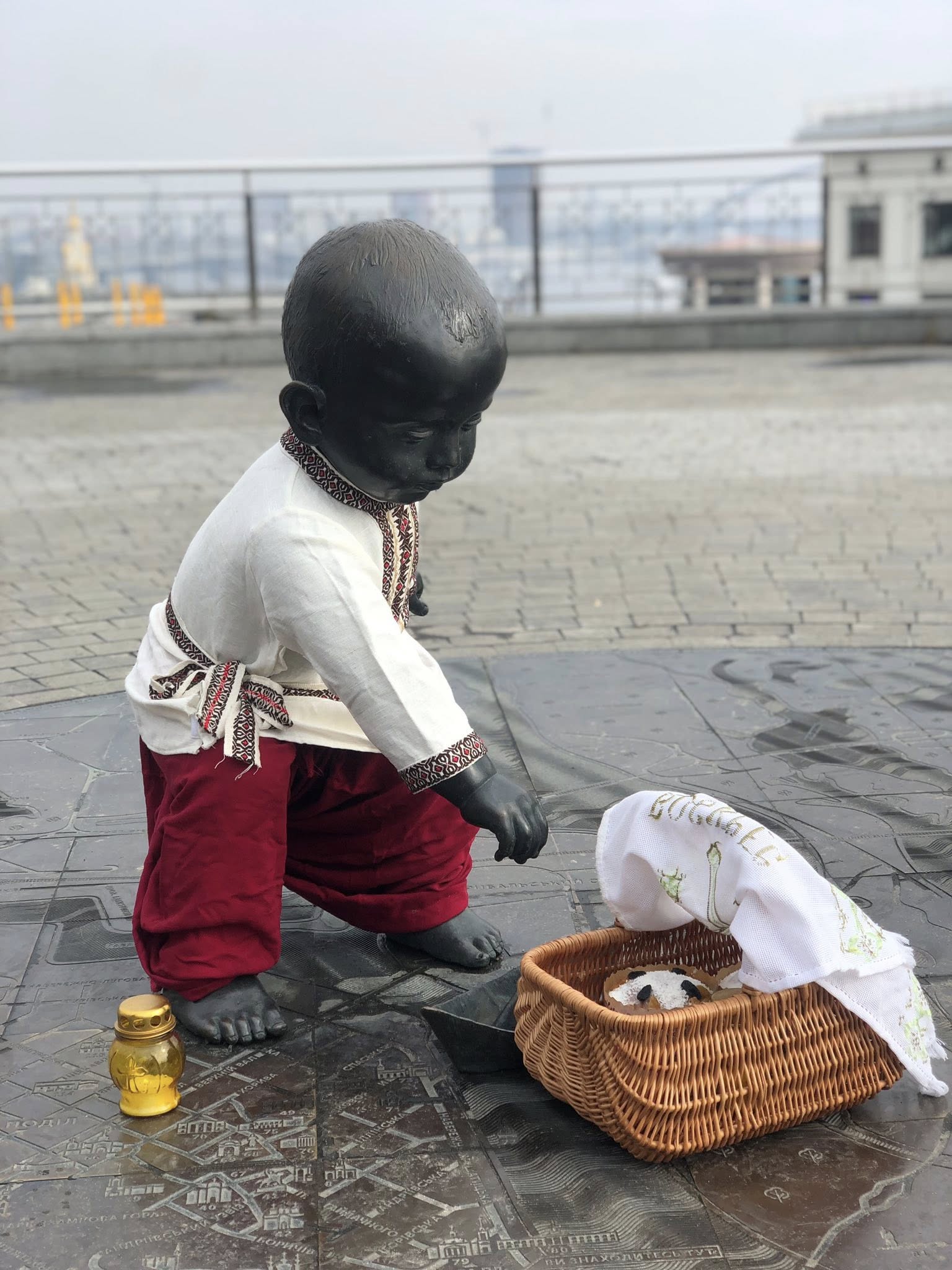 Малюків-засновників Києва святково вбрали до Великодня