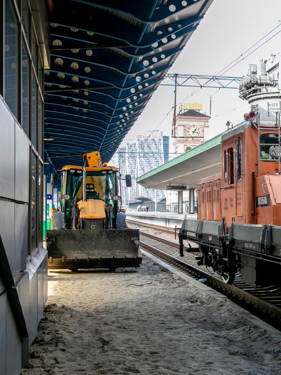 На Центральному вокзалі Києва перебудовують платформу На Центральному вокзалі Києва перебудовують платформу