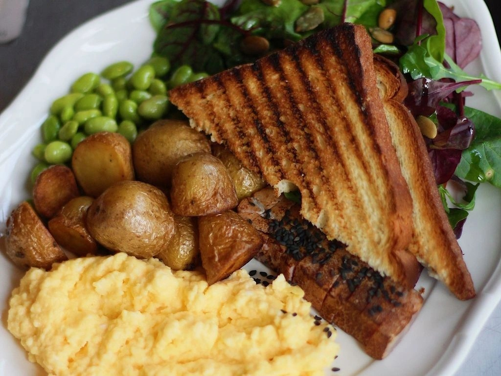 Де поснідати у Києві: добірка закладів з адресами, меню та цінами