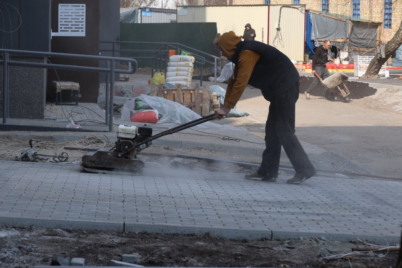 У Бородянці на Київщині завершують відбудову ще одного будинку, пошкодженого рф: фото