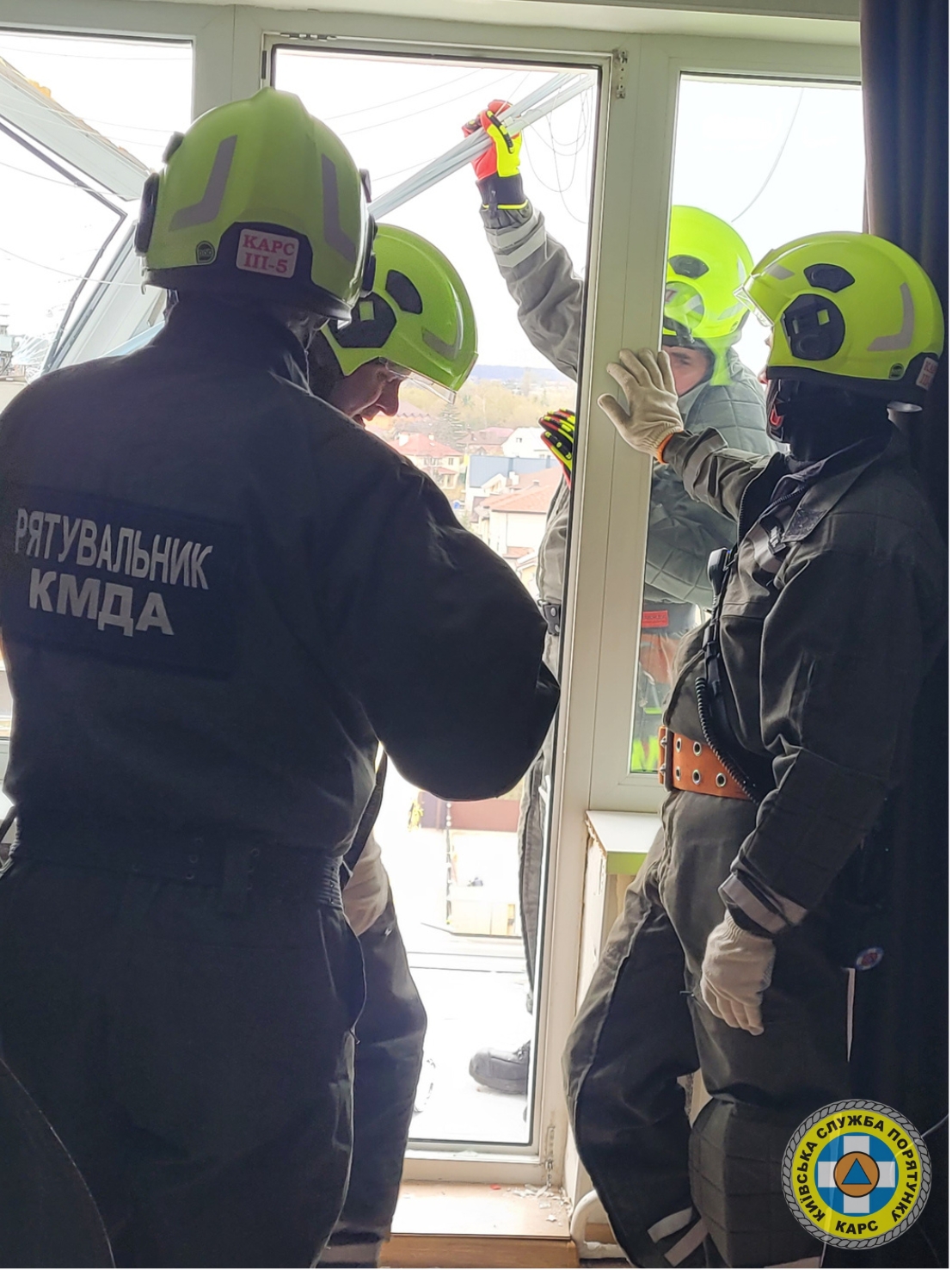 Як рятувальники розбирають аварійні конструкції після&nbsp;нічної атаки