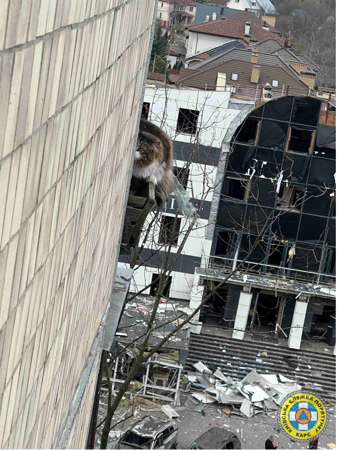 Як рятувальники розбирають аварійні конструкції після&nbsp;нічної атаки