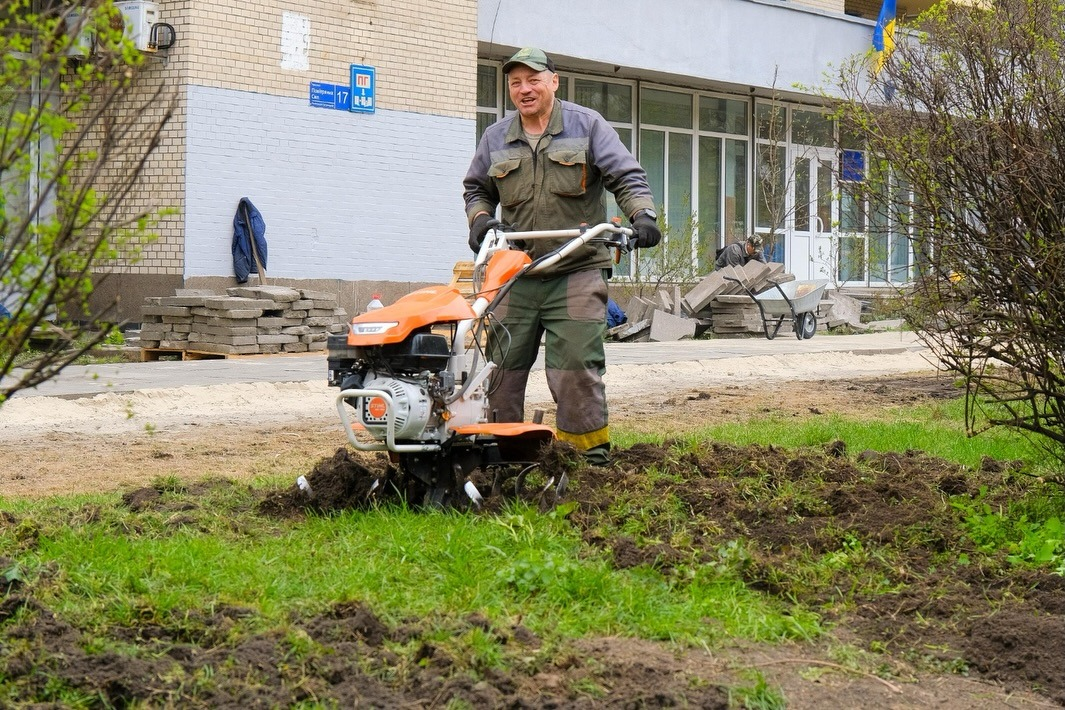 На місці демонтованих МАФів у Солом’янському районі Києва облаштовують зелену зону