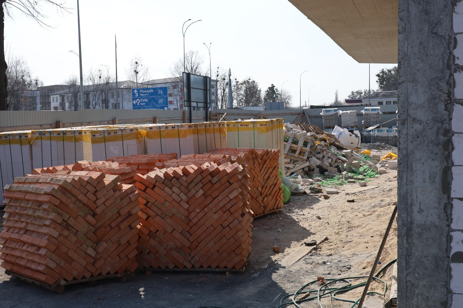 Відновлення Київщини: у Бородянці зводять багатоквартирний будинок