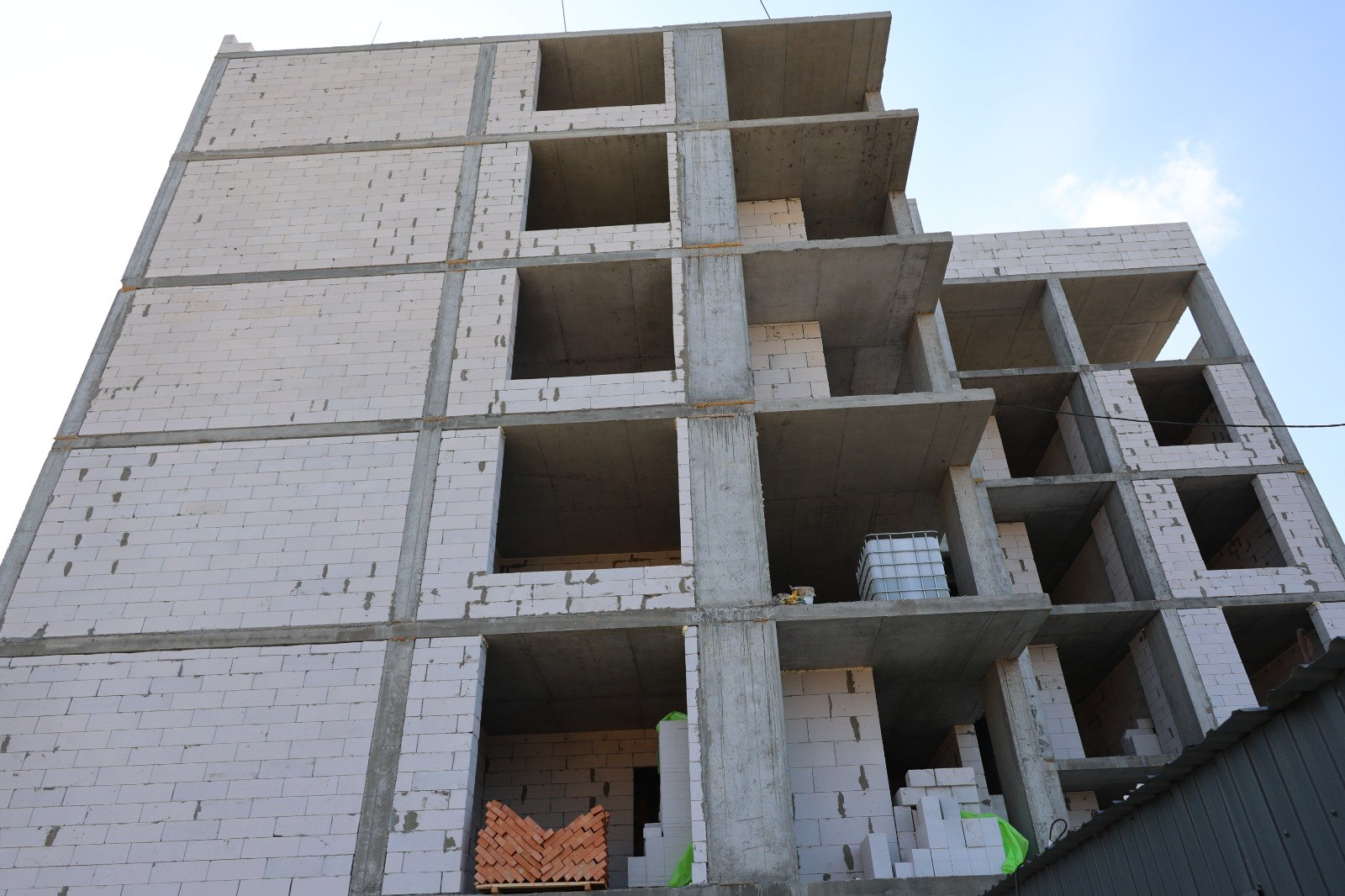 Відновлення Київщини: у Бородянці зводять багатоквартирний будинок