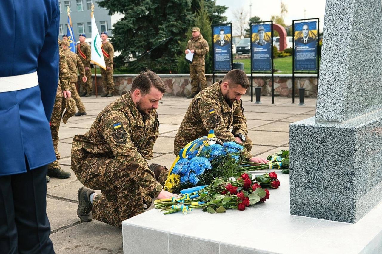 На території ЧАЕС відкрили меморіал загиблим бійцям НГУ і працівникам станції: фото