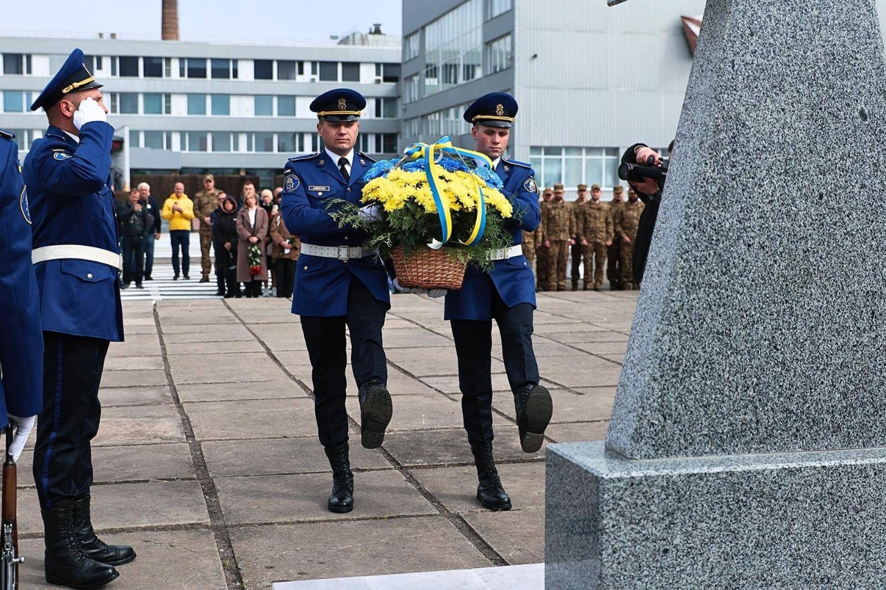 На території ЧАЕС відкрили меморіал загиблим бійцям НГУ і працівникам станції: фото