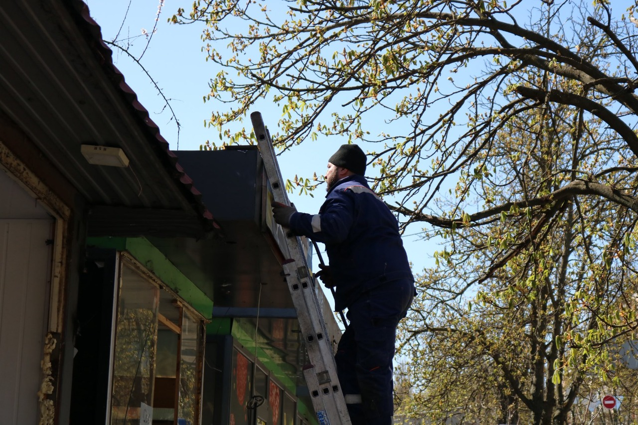 На вулиці Єреванській у Києві демонтують незаконні МАФи: фото
